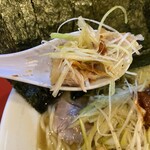 しらいし - ネギとチャーシューに豆板醤を絡めて食べるのが最高に美味しいです！