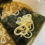 しらいし - スープに浸した海苔に、おろしニンニクと麺を乗せて包んで食べるのがこれまた最高に美味しいです！