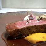RESTAURANT L'EQUITERRE - *お肉の火入れが絶妙で、口にいれるとトロケとても美味しい。こういうところにも技を感じますね。♪ ソースやカボチャペーストと共に味わうと、また美味しく頂けます。