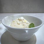 RESTAURANT L'EQUITERRE - 上には洋梨のコンポート、下にはココナッツのブラマンジェ、塩ミルクのアイスなど。