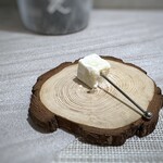 RESTAURANT L'EQUITERRE - ◆小菓子・・パッションフルーツを入れたホワイトチョコ。甘さ控え目で好み。