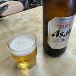 麺味亭 - ビール注ぐ
