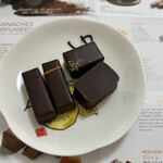 ラ･メゾン･デュ･ショコラ 丸の内店 - カシス、パッションフルーツ、ピスタチオ、ラム栗（期間限定）、各税抜400円