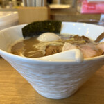 すずめ食堂 - 濃口中華そば９５０円、味玉１２０円。濃厚な旨味が良きスープです。粘度はそれほど高くなく、麺や具材ともしっかり調和しています