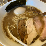 すずめ食堂 - 濃口中華そば９５０円、味玉１２０円。焼豚３種は、デフォルトとしては嬉しいですね。炙りが一番良かったですよ