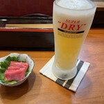 極丼 - 丼がくるまで本鮪を肴に生ビールを(⌒▽⌒)