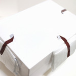 アシッドラシーヌ - ケーキの箱。外側に保冷剤が。'14 5月中旬