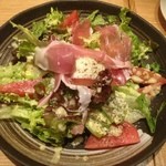 ワ カフェ エイム - 温玉と生ハムのサラダ ヨーグルトドレッシング