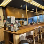 大豊 - 夜は地域の方の集いの場になるのか？カウンター席は入ってすぐに6席｡