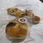 明治屋 - コンビージャックチーズ&きのこのブール、アメリカンクリームチーズ&くるみのエピ。美味し。