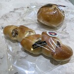 明治屋 - コンビージャックチーズ&きのこのブール、アメリカンクリームチーズ&くるみのエピ。美味し。