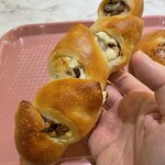 明治屋 - アメリカンクリームチーズ&くるみのエピ。美味し。