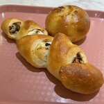明治屋 - コンビージャックチーズ&きのこのブール、アメリカンクリームチーズ&くるみのエピ。美味し。