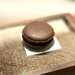 ラチュレ - 鹿の血を使ったマカロン。