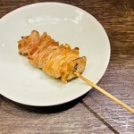 炭火晩酌屋はればれ - 皮198円、カリッと焼けて中グニャッと塩味はまろやか。鶏の独特な香りがして脂はかなり多め。