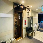 炭火晩酌屋はればれ - 19:27入店、待たずに入って直ぐ前のカウンターに着席。その後直ぐに満席で流行っている。
