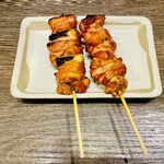 炭火晩酌屋はればれ - Aセットのネギ間、鶏は柔らかだけどタレは醤油の味強めで甘さは無し。焦げた部分の苦味を強く感じる。せせりは柔らかいけどやっぱり醤油が尖って自分好みではない。