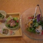 黒豚料理 寿庵 - 右の豚しゃぶサラダはクーポンで頂きました！かなりの量で、お得♪