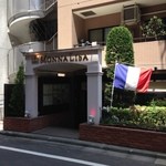 モナリザ - 入口外観。こんなところに至福のフレンチがあったなんて…。