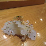 天寿し - アカイカ　とびこのせ