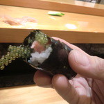 天寿し - 鮪の中落ちと海ぶどうの手巻き
      