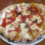 ナルーチェ - ロマーナ（マルゲリータ+アンチョビ）と ディアボラ（マルゲリータ+サラミ＋唐辛子）の “ハーフ＆ハーフ” に サラダとドリンクが付いたランチセット 1,400円（税込）。