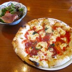 ナルーチェ - ロマーナ（マルゲリータ+アンチョビ）と ディアボラ（マルゲリータ+サラミ＋唐辛子）の “ハーフ＆ハーフ” に サラダとドリンクが付いたランチセット 1,400円（税込）。