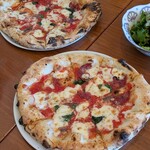 ナルーチェ - ロマーナ（マルゲリータ+アンチョビ）と ディアボラ（マルゲリータ+サラミ＋唐辛子）の “ハーフ＆ハーフ” に サラダとドリンクが付いたランチセット 1,400円（税込）。