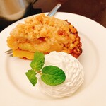パルファン - りんごのクランブルタルトにたっぷりの生クリーム