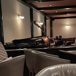 オールドサルーン1934 - 真ん中にステージ