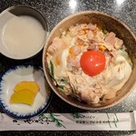 とり伊 - 名代 親子丼(特製スープ、お漬物付き) 800円