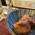 若竹ハイボール酒場 鶴見西口店 - 付き出し唐揚げ。お高い？席料と思えば格安やし、美味しい
