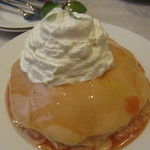 Cinnamon’s Restaurant - グアバソースのパンケーキ（１３００円）これは美味しいソースでした～！
