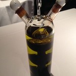 モナリザ - (2)パンにつけるオリーブオイルとバルサミコが両方入った瓶。面白い形です！