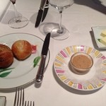 モナリザ 恵比寿店 - (2)パンには、オリーブオイル・バター・ツナ？みたいなトッピングがついてきます。