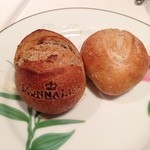 モナリザ 恵比寿店 - (2)焼き印入りのパン！この2つは違う味です。おかわりもさらに違う味！