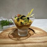 RESTAURANT L'EQUITERRE - ◆赤足海老、帆立、キャビア、烏賊（シェフは釣りもされるので釣った烏賊だそう）、オマールのコンソメジュレ、 カボチャムース、ハーブ、食用花など。