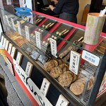 寺子屋本舗 - 料理写真:上の段が「ぬれおかき串」下の段がパリパリ煎餅