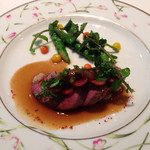 モナリザ - (5)これは友人のメインデッシュの、新ごぼうをまとった仔羊もも肉のロースト ハーブ風味。こちらもお肉柔かいのに食べ応えがあって素晴らしい。