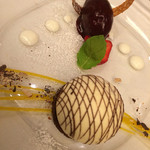 Drammatico - マスカルポーネチーズのムース　ズコット仕立て　カシスのソルベ添え