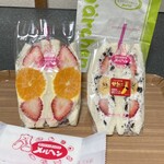 サンドイッチハウス　メルヘン 大丸東京店 - 温州みかん苺生クリームと苺とバナナのオレオレアチーズ