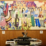 シガン 生サムギョプサル専門店 - ウォールアートのオシャレな雰囲気