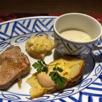 sangria 青山店 - 前菜盛合せ
                    温かいカリフラワーのスープ、三元豚のロースト、トルテリア（スパニッシュオムレツ）（2024年11月23日撮影）