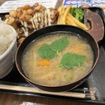 わ楽 - お味噌汁　具は根菜類たっぷり