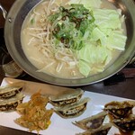 神田餃子居酒屋WARASHIBE GYOZA - コース料理の餃子ととんこつスープ炊き餃子