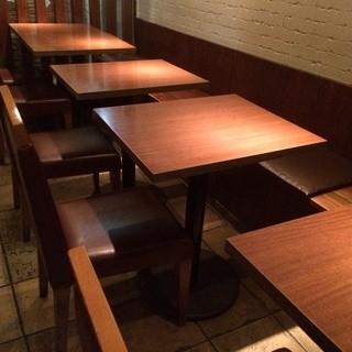 テーブル席は落ちついた大人の雰囲気！