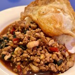 グンジェー - カオ・パッド・ガパオ ムー（¥880）