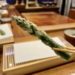 天婦羅 みやしろ - ニュージーランド産 アスパラの天婦羅