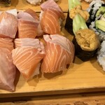 すし楽 - サーモン、うに、カルフォルニアロール