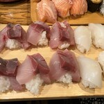 すし楽 - はまち、イカ